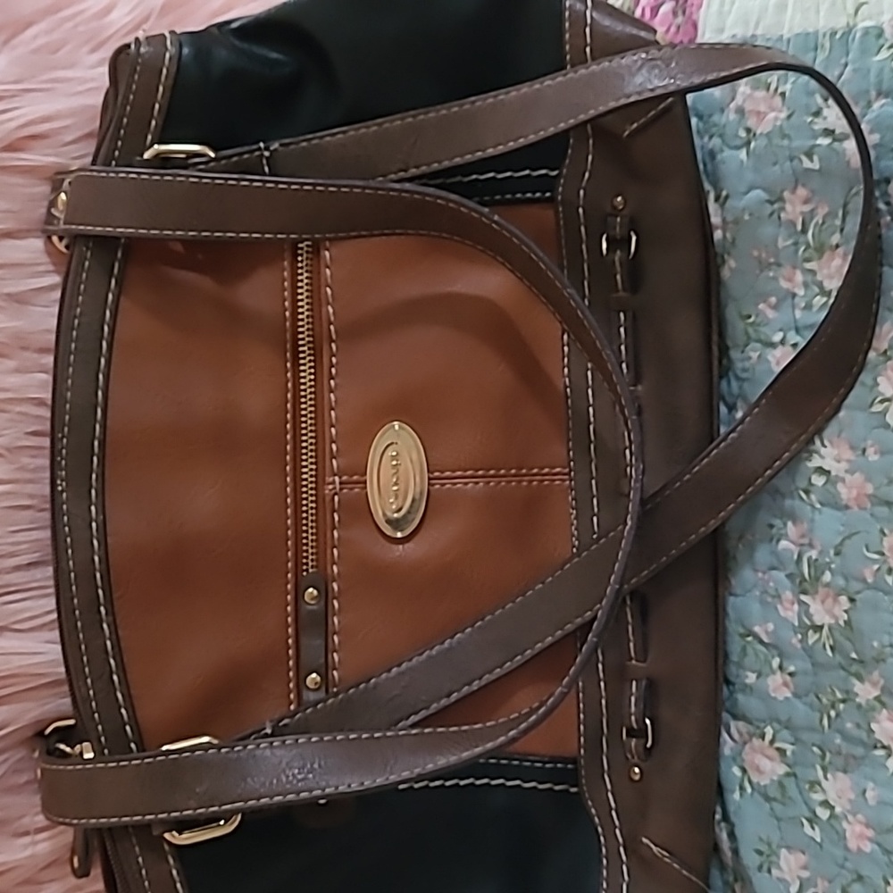 Concept shoulder bag with 8 pockets